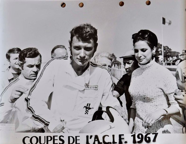 Johnny HALLYDAY Johnny à Montlhéry aux Coupes de l'ACIF 1967 avec Henri Chemin. &hellip;