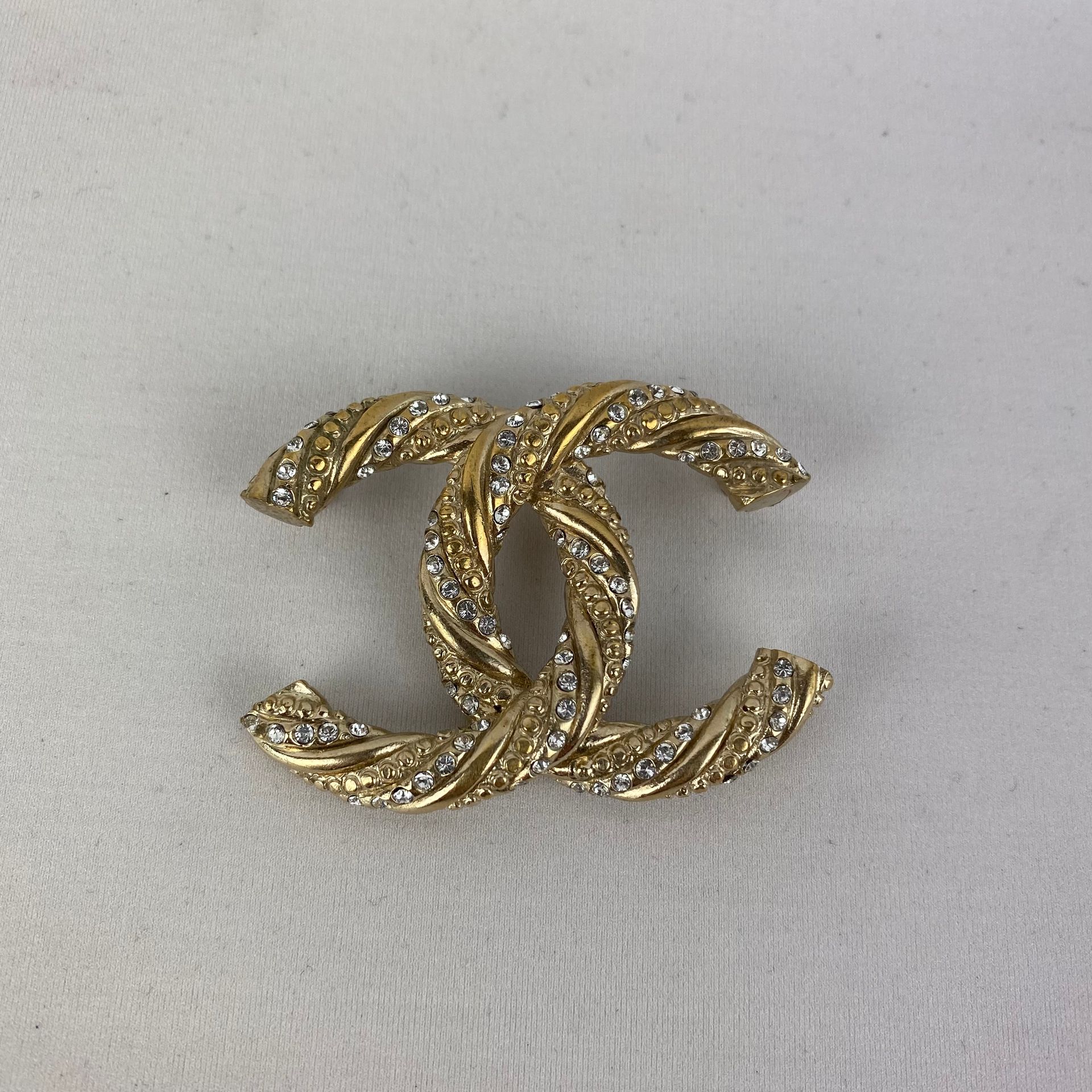 CHANEL 香奈儿CC胸针，金黄色黄铜缠绕小水钻，5/4.5厘米，二手货，缺扣针。