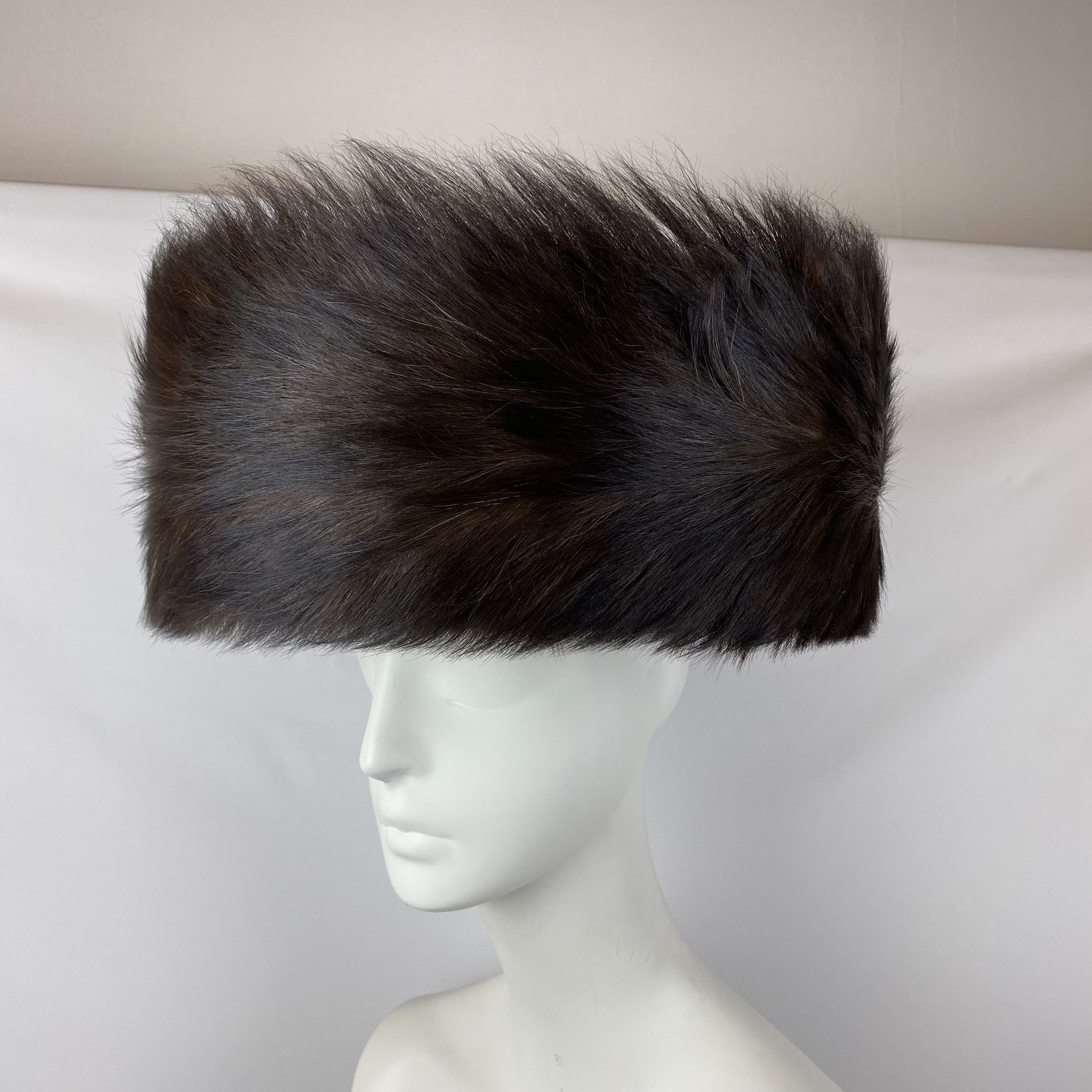 SCHTREIMEL SCHTREIMEL宽檐帽，周围有黑貂皮，头部尺寸为59厘米，装在手提箱中。