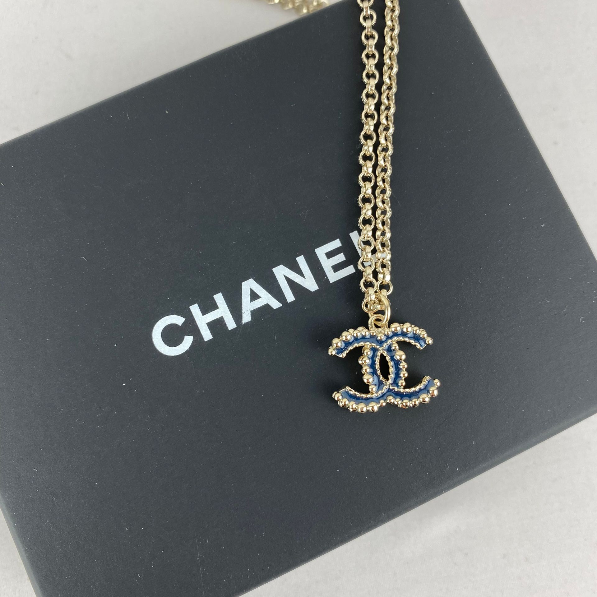 CHANEL 1条香奈儿镀银金属项链，带CC吊坠和小钻石，链长40-46厘米，装在盒子里