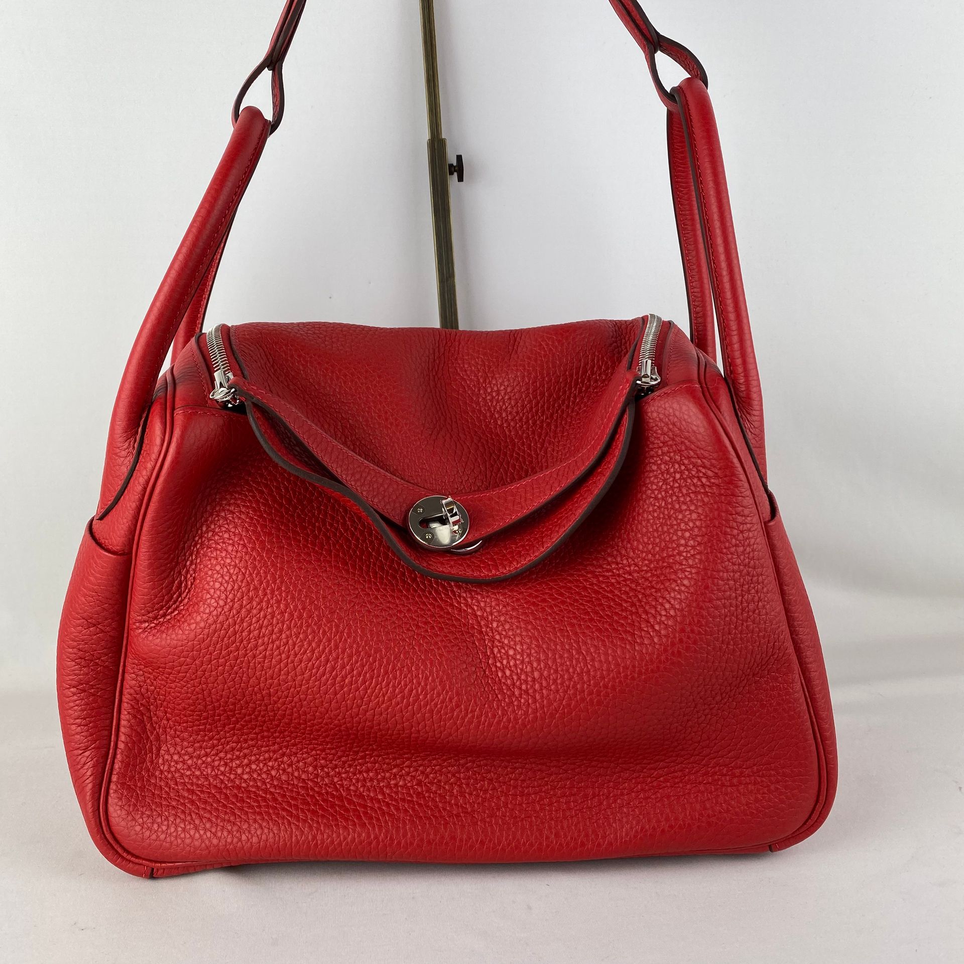 HERMES HERMES Handtasche Modell Lindy aus rotem genarbtem Leder Größe 29/15/20cm&hellip;