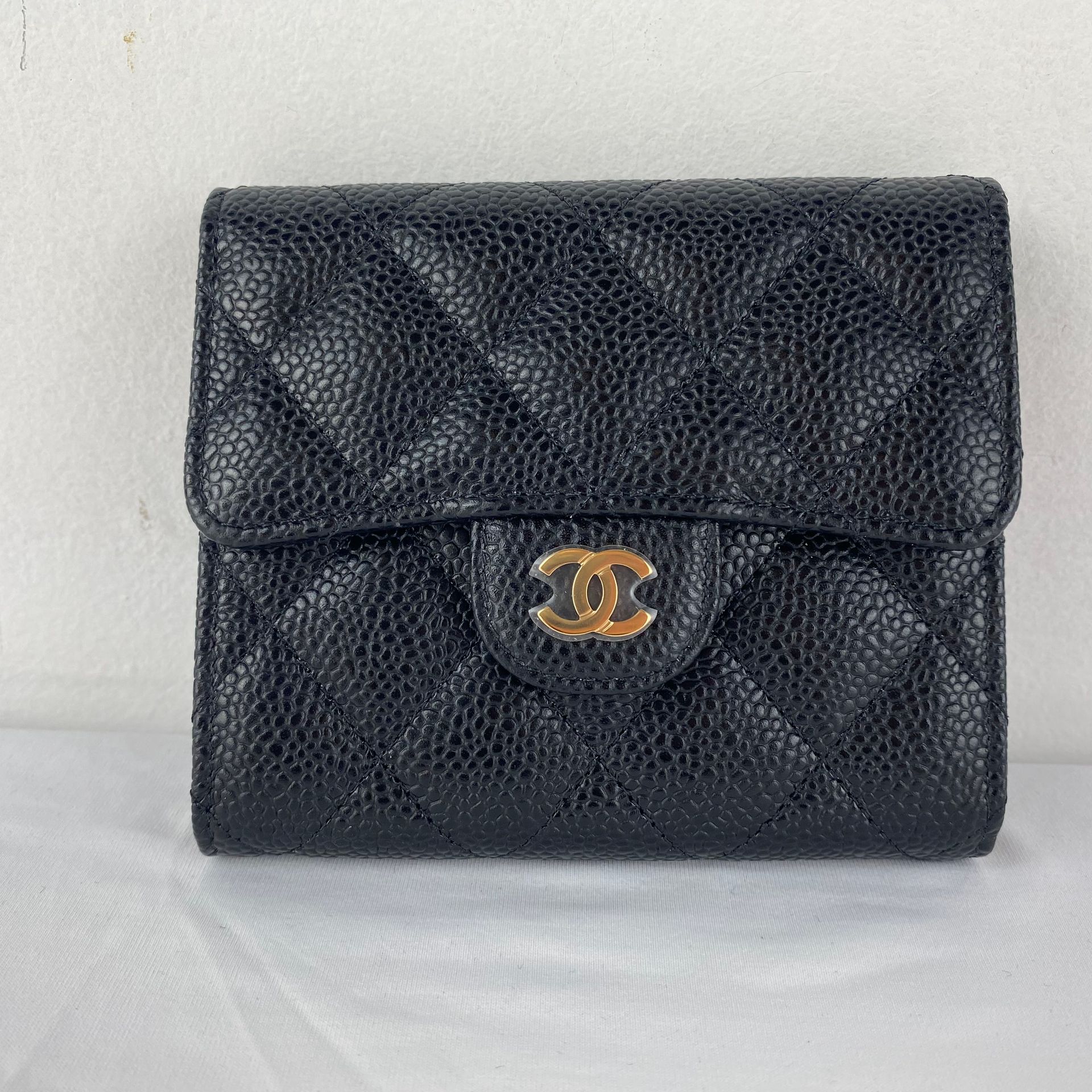 CHANEL A CHANEL Timeless classic wallet in black quilted grained leather with ho&hellip;