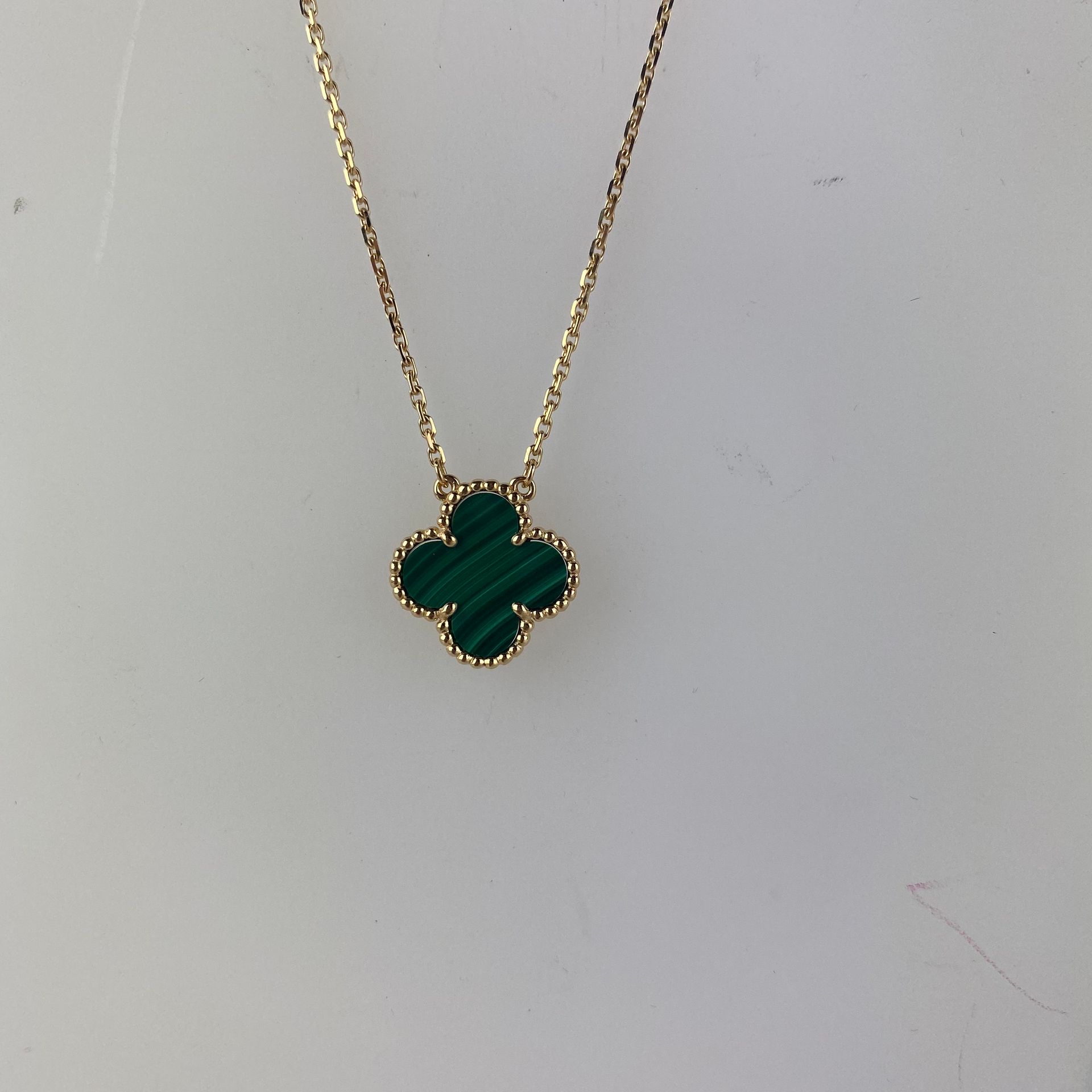 VAN CLEEF & ARPELS A VAN CLEEF necklace in gold pendant clover 1,5cm green malac&hellip;