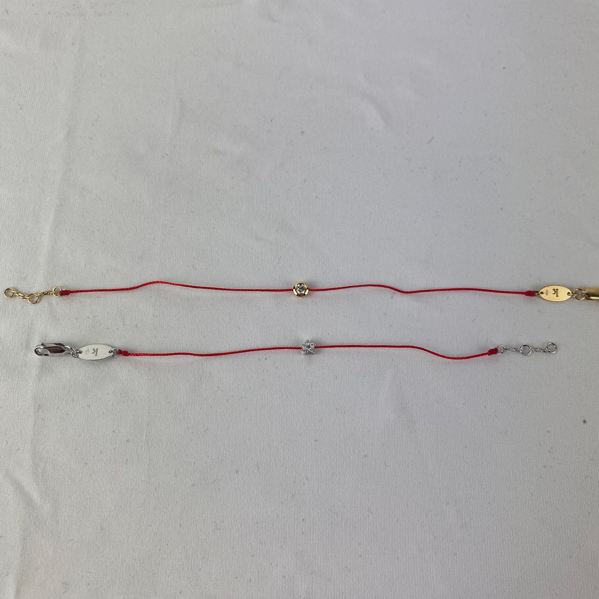 REDLINE Set di 2 bracciali REDLINE in filo rosso con diamante rotondo e margheri&hellip;
