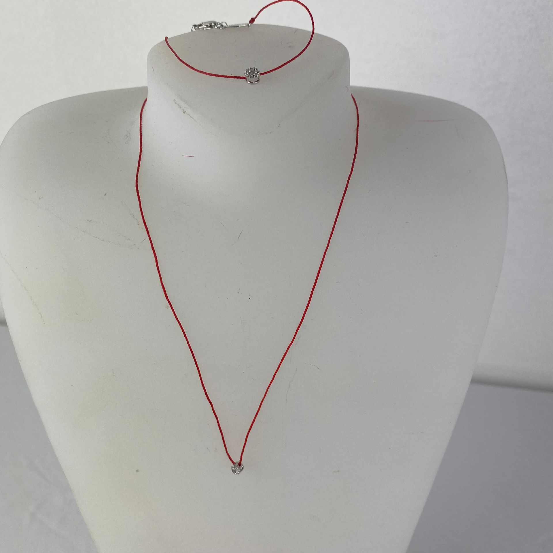 REDLINE REDLINE filo rosso con catena a margherita di diamanti in oro bianco, co&hellip;