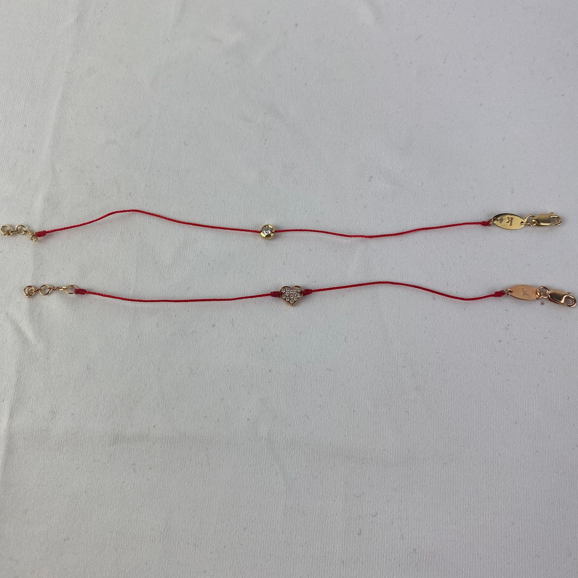 REDLINE 一套2条REDLINE红线手链，带金色圆钻和心形挂钩