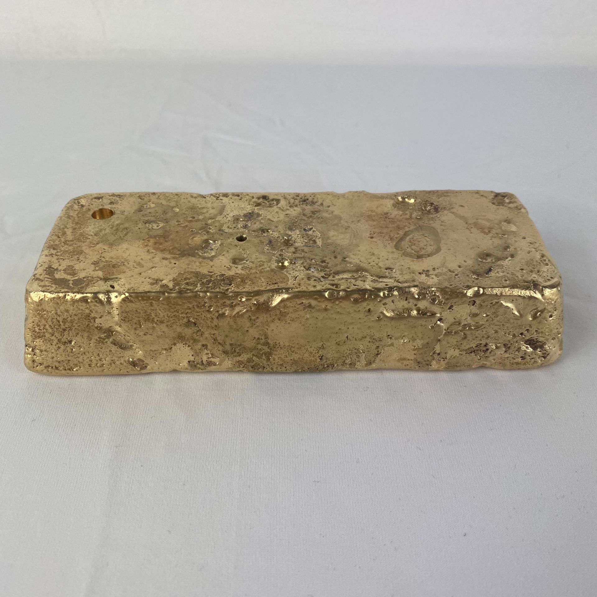 LINGO OR One 9-14ct gold bar of two thousand six hundred and forty (2640) grams.