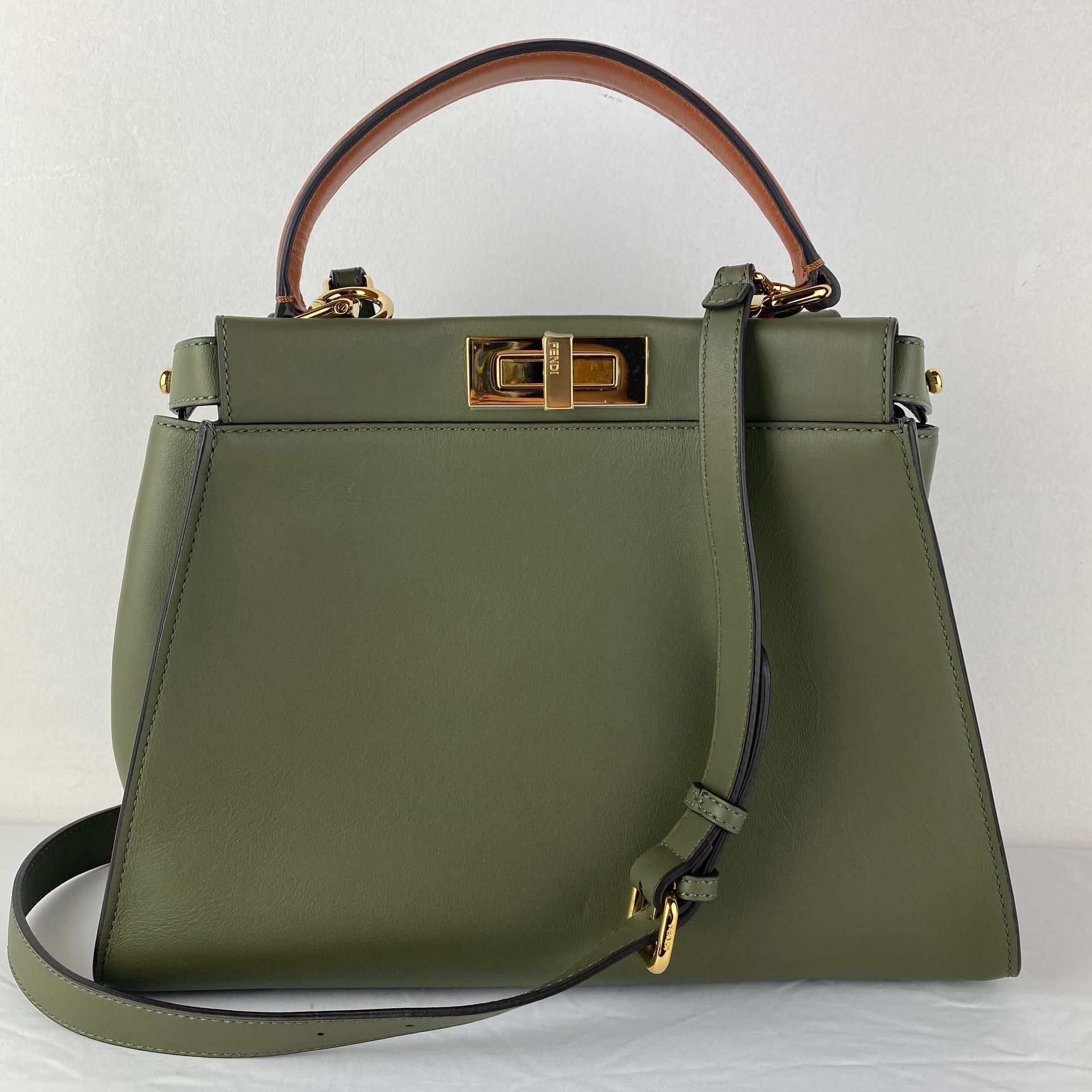 FENDI Una borsa FENDI modello Peekaboo Regular in pelle verde con tracolla misur&hellip;