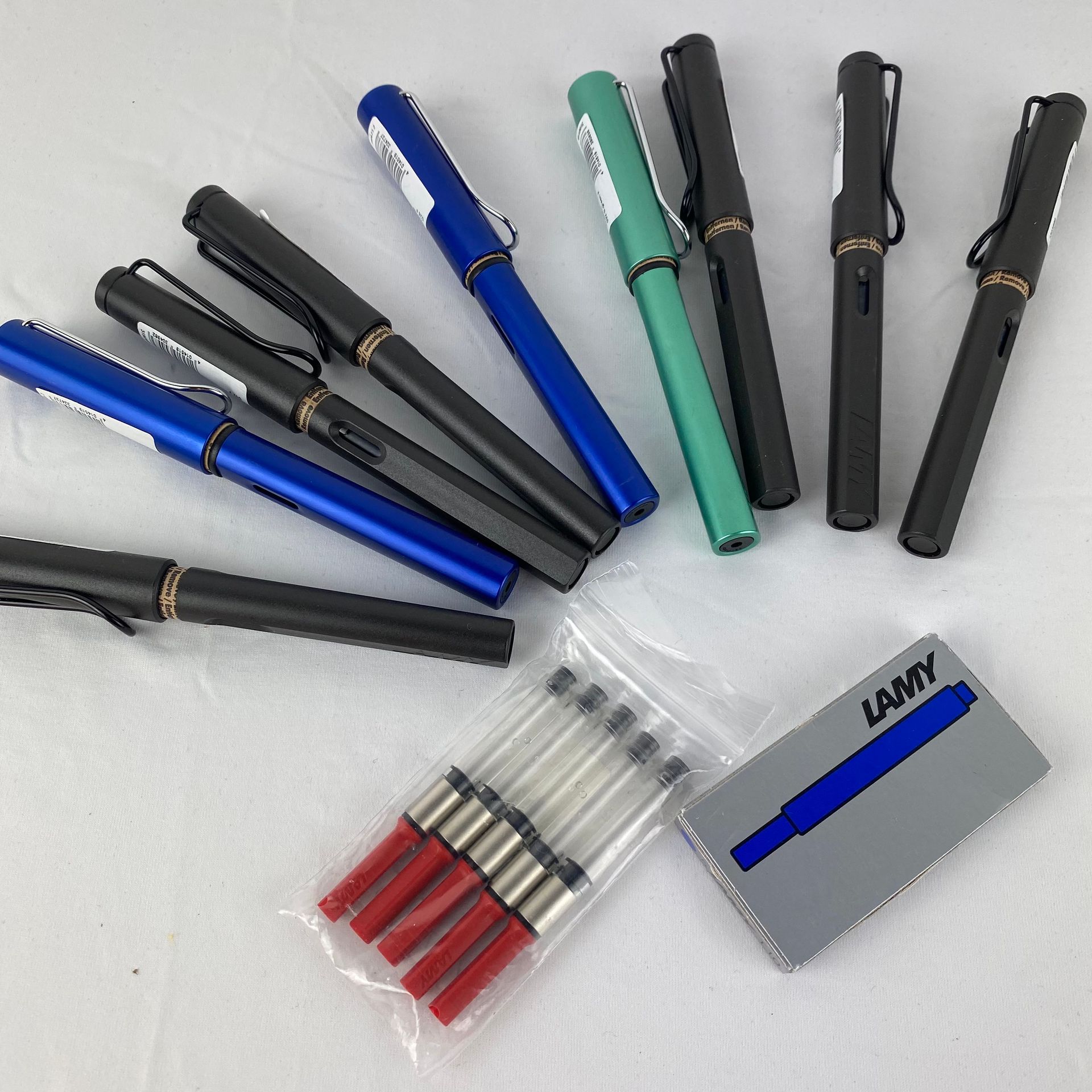 LAMY 一套8支Lamy钢笔，包括一盒蓝色和五个笔芯以及五个泵型笔芯
