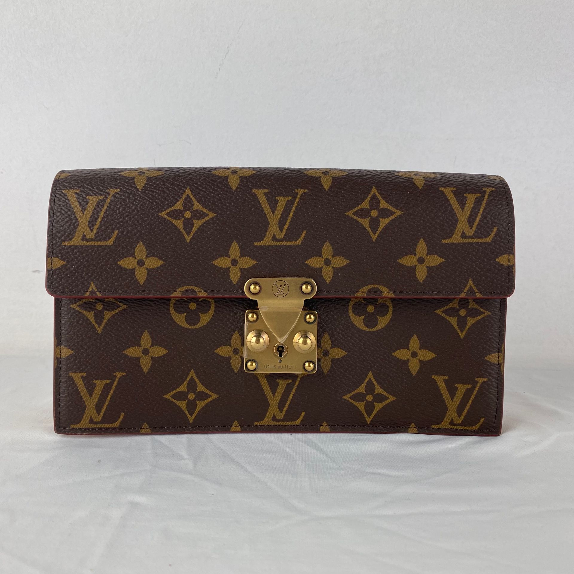 LOUIS VUITTON Una bolsa cinturón de lona monograma marrón LOUIS VUITTON Défile H&hellip;