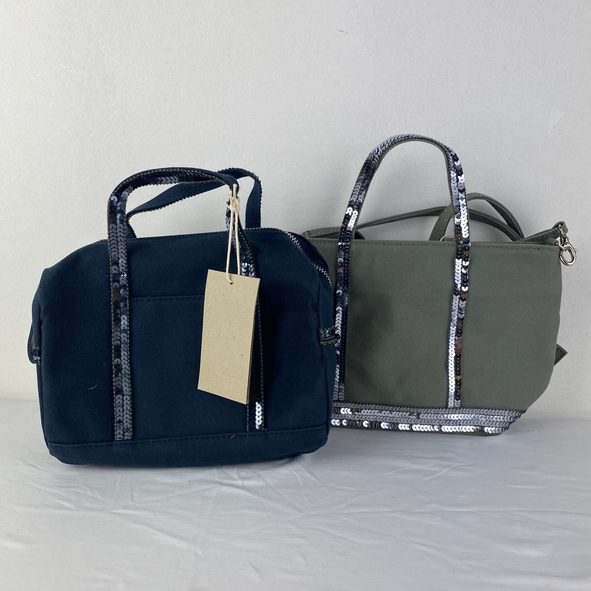 Vanessa BRUNO 一套2个VANESSA BRUNO手提包，一个迷你型27厘米卡其色，带肩带，一个迷你型20厘米深蓝色，全新带标签。