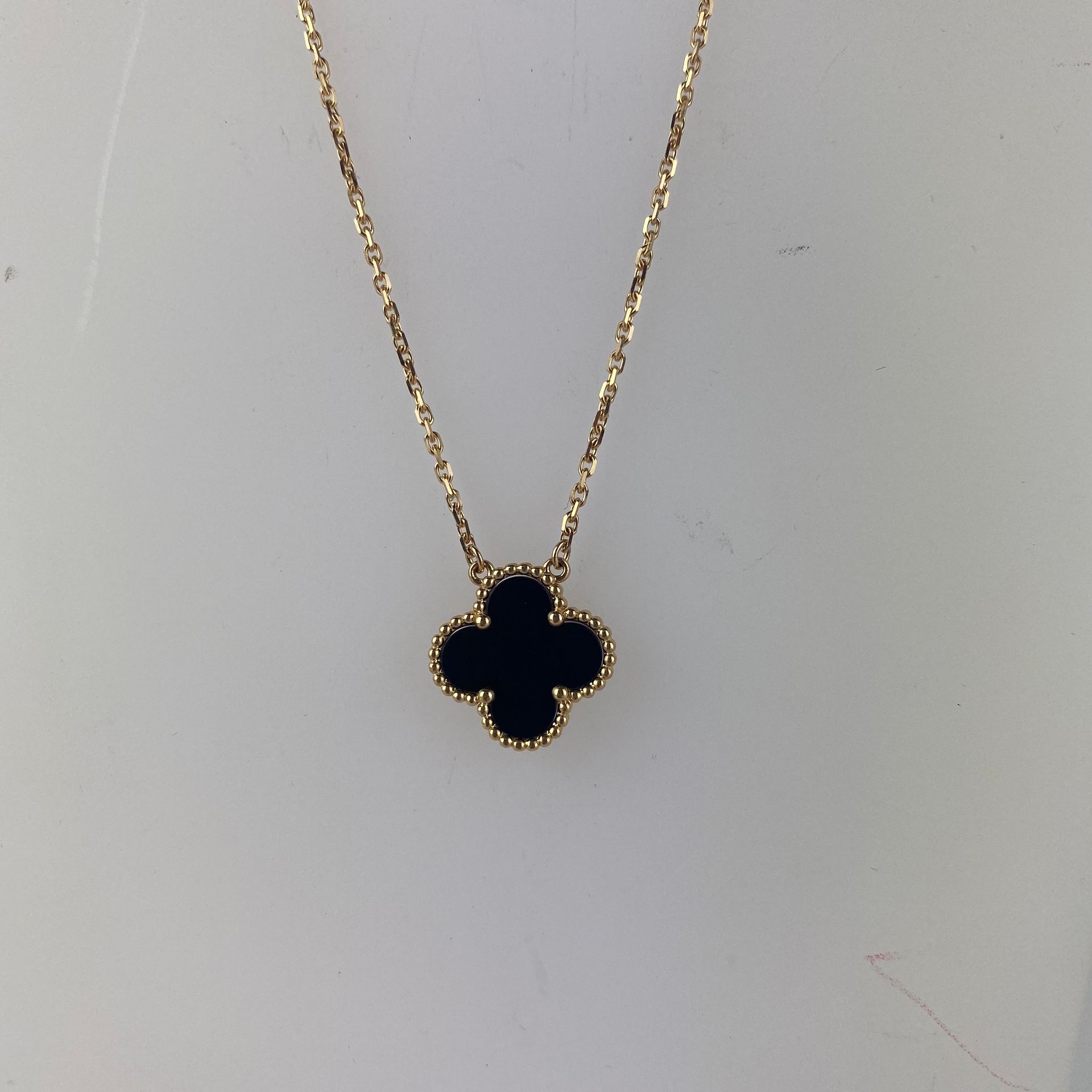 VAN CLEEF & ARPELS 
A VAN CLEEF necklace in gold pendant clover 1,5 cm black ony&hellip;
