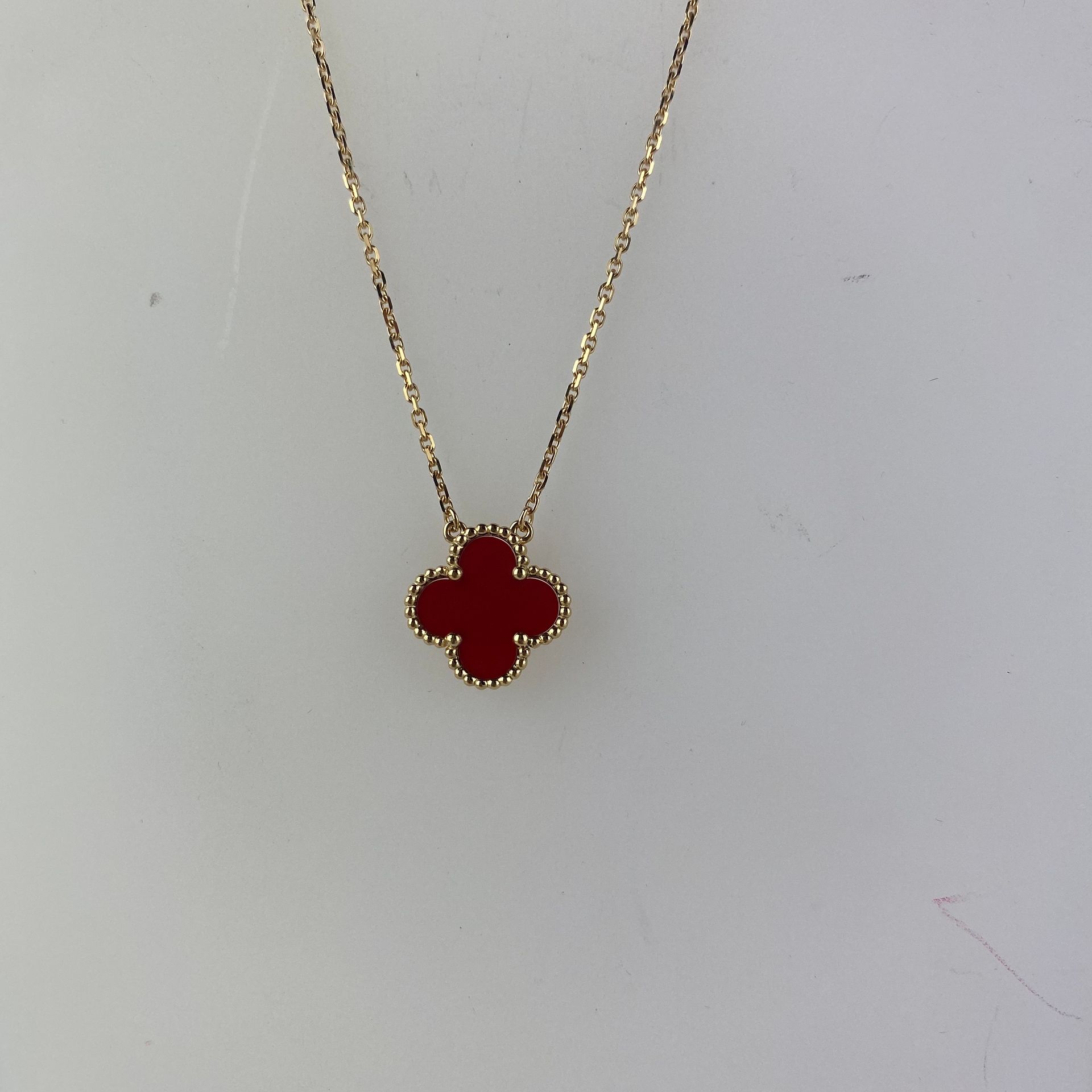VAN CLEEF & ARPELS Un collier VAN CLEEF en or pendentif trèfle 1,5cm rouge corna&hellip;