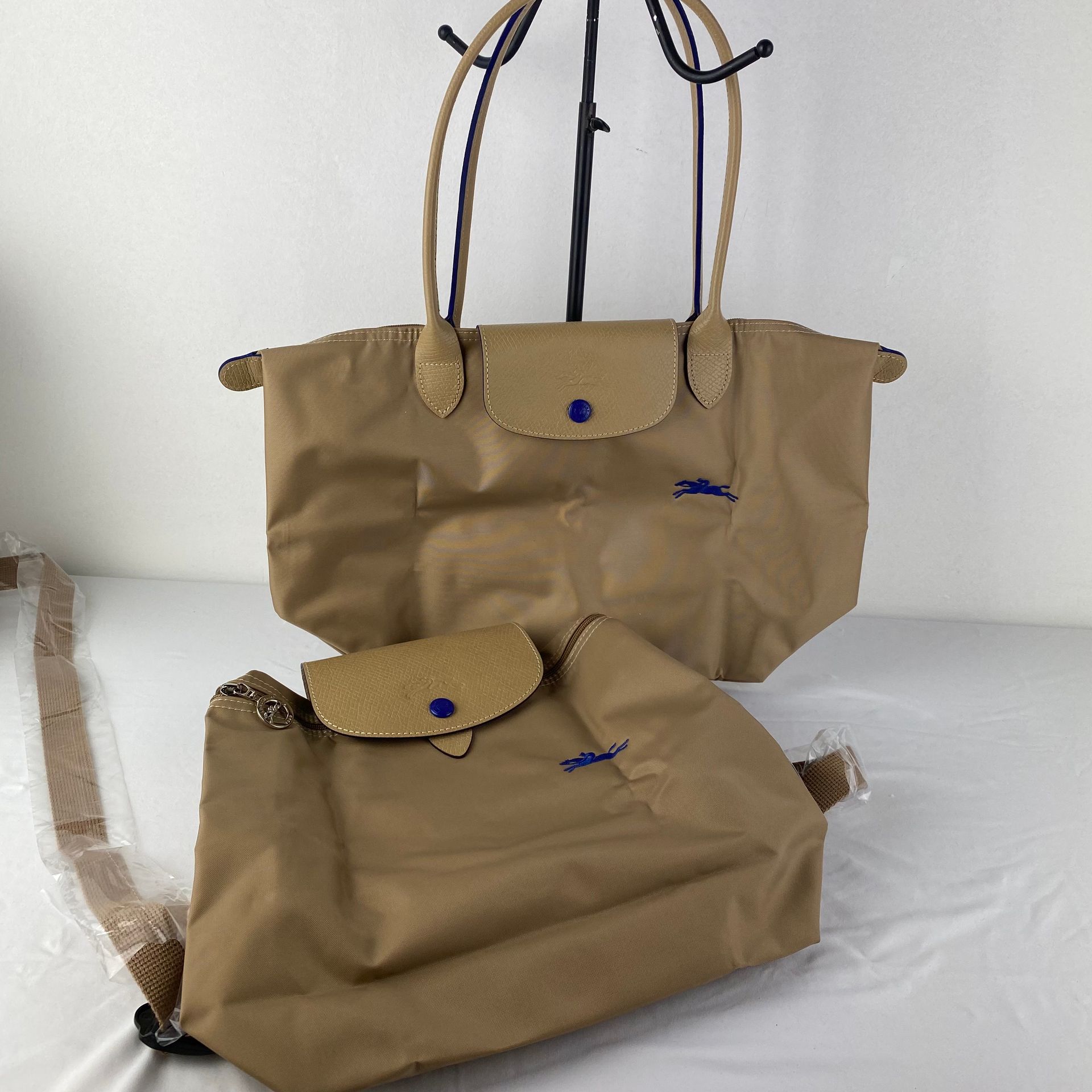 LONGCHAMP 一套2个LONGCHAMP包，帆布和皮革，米色Model Pliage，一个购物袋，尺寸38/24厘米，米色，一个背包，尺寸23/28厘米，&hellip;