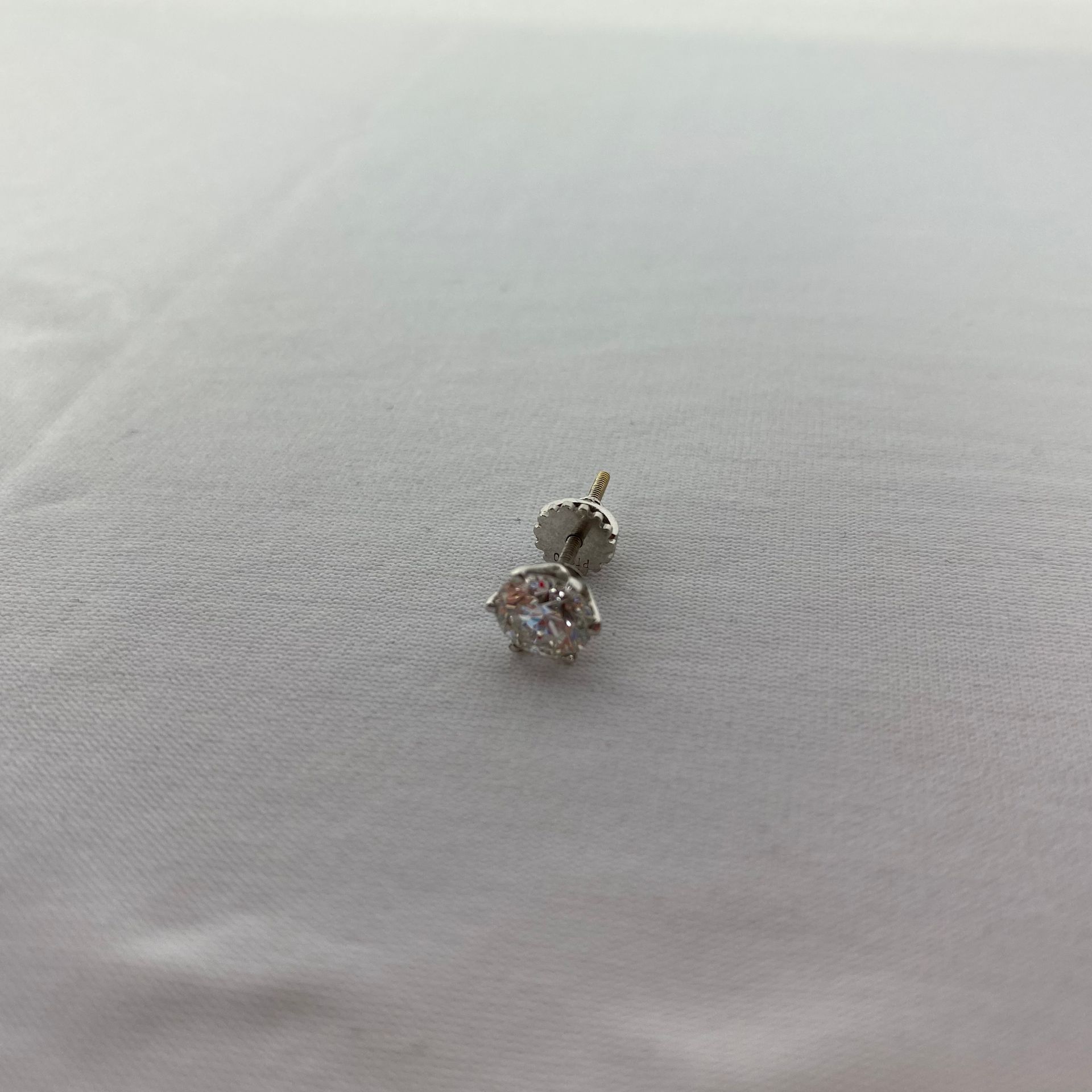 Diamant Un diamant serti sur une boucle d'oreille couleur G/H pureté V/S