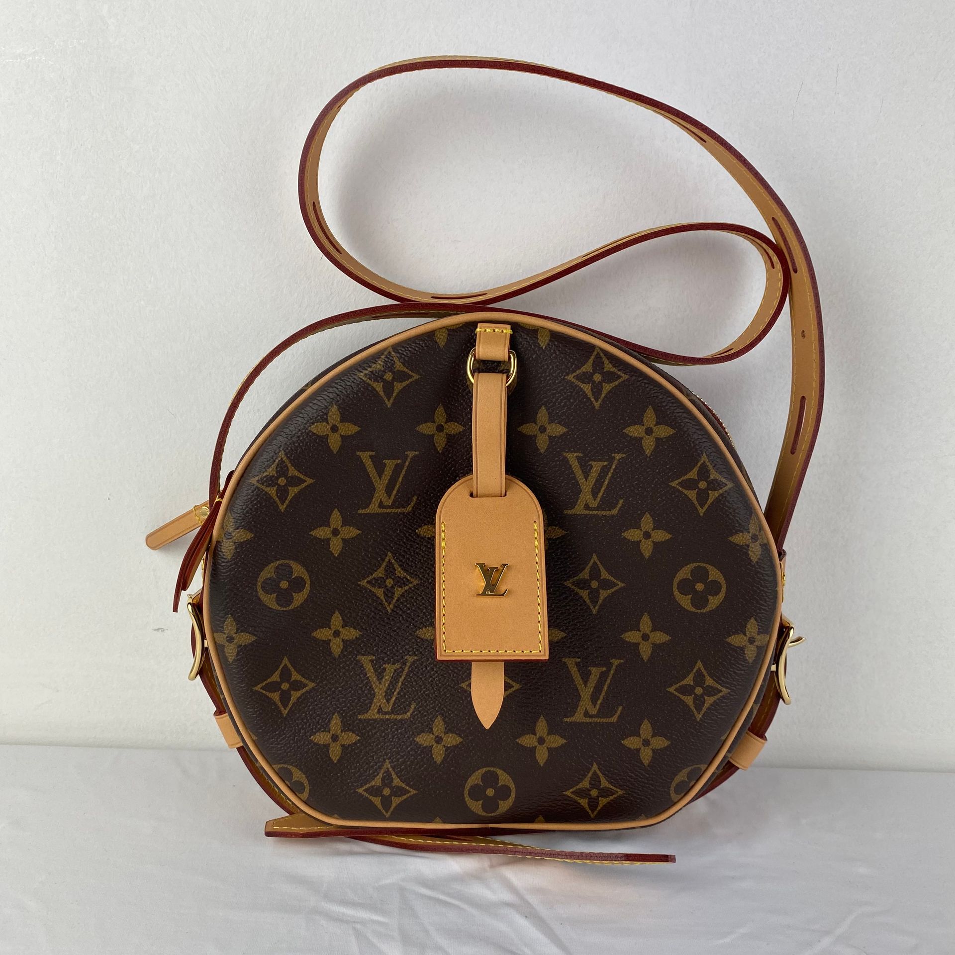 LOUIS VUITTON Un sac à main LOUIS VUITTON modèle Petite Boite Chapeau en toile m&hellip;