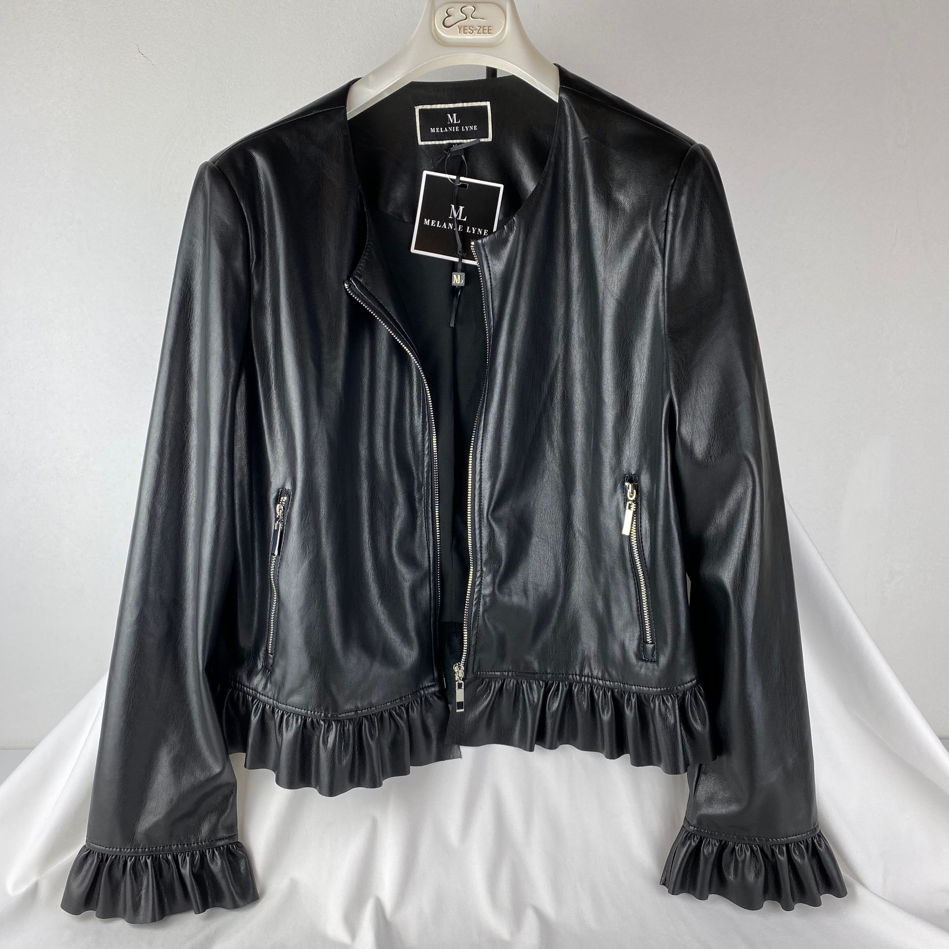 MELANIE LYNE 黑色人造革夹克MELANIE LYNE 尺寸14年。拉链固定。郁金香的袖子。新的，有标签的