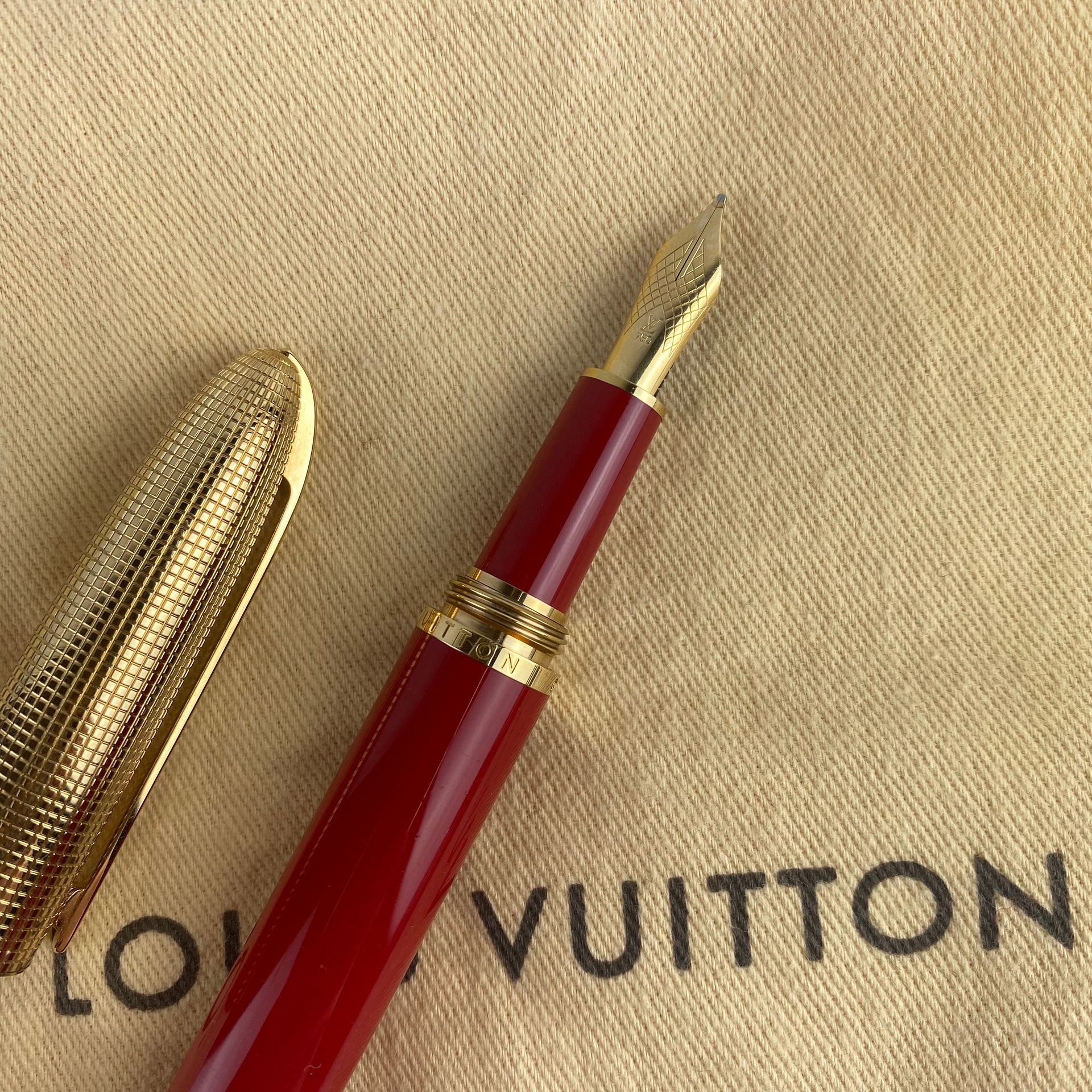 Fountain pen LOUIS VUITTON red lacquer and gold trim, go…