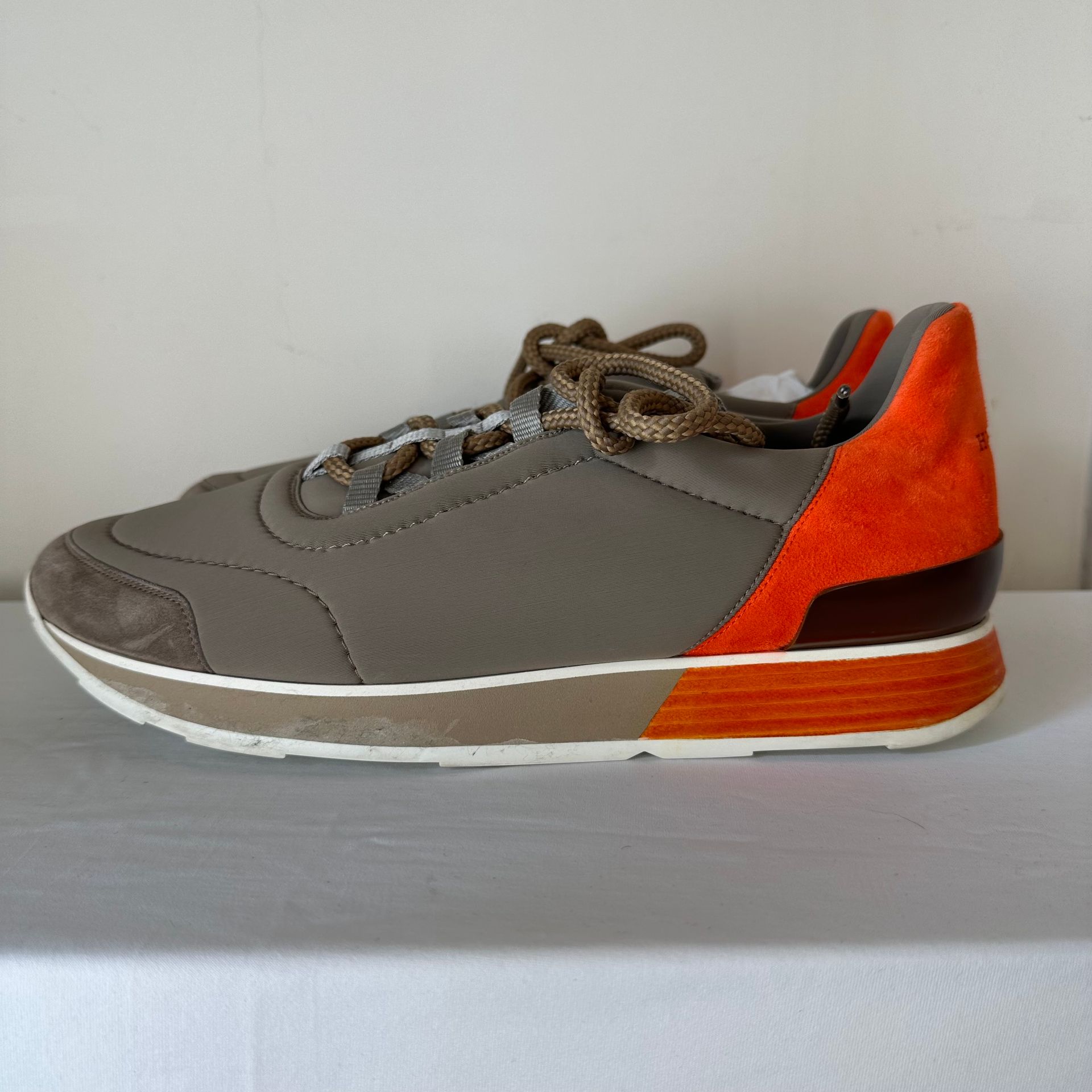HERMES P.43 一双 HERMES 运动鞋，43 码，灰色和橙色，展览款