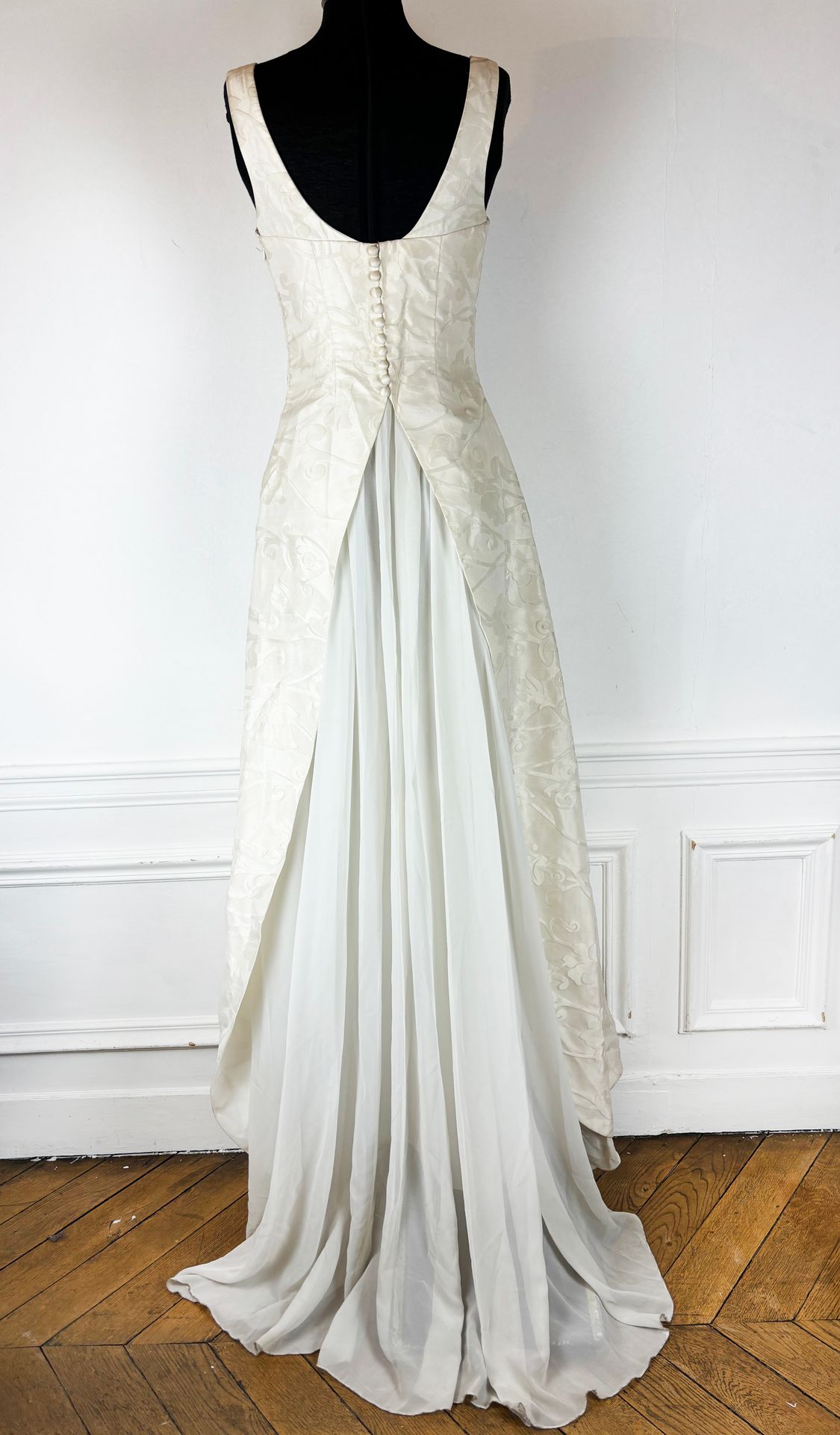 ROBE de MARIEE HERVE T.38 HERVE 100% 真丝婚纱，米白色珍珠刺绣头纱，38 号，展览模特