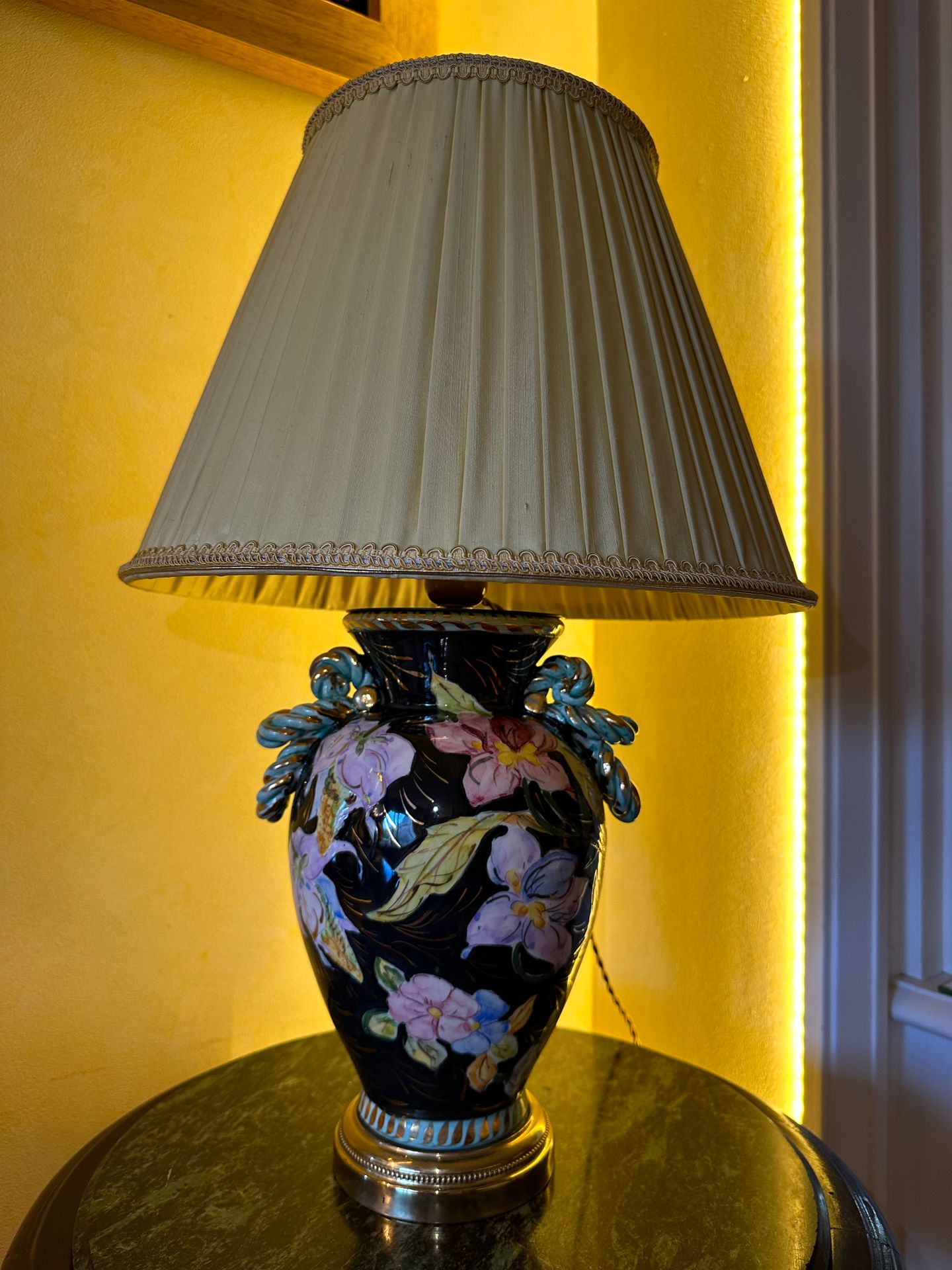Vase ARTE VENEZIAMA 带灯罩的台灯，ARTE VENEZIANA 陶瓷花瓶底座，花卉图案