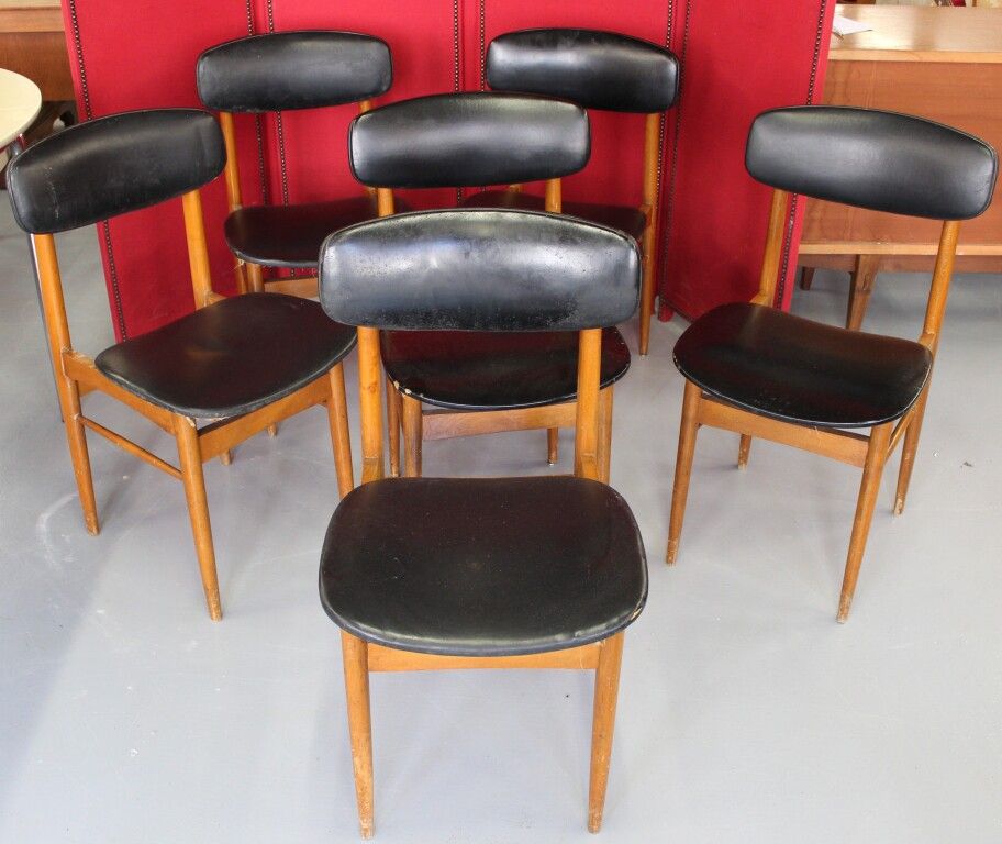 Null 斯堪的纳维亚风格的天然木桌。1950年左右。宽度：165厘米。有6把椅子。
