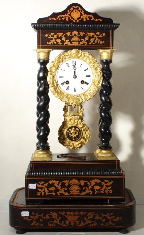 Null Portikus-Uhr Napoleon III Periode. H. Ohne Sockel. 48,5 cm. Fehlt der Globu&hellip;