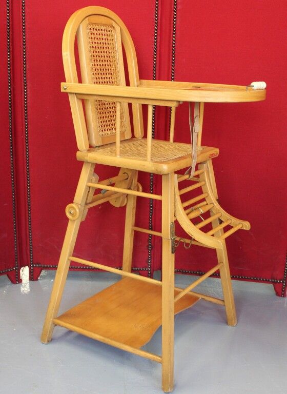 Null 天然木质的婴儿座椅，带有藤条座椅和靠背。