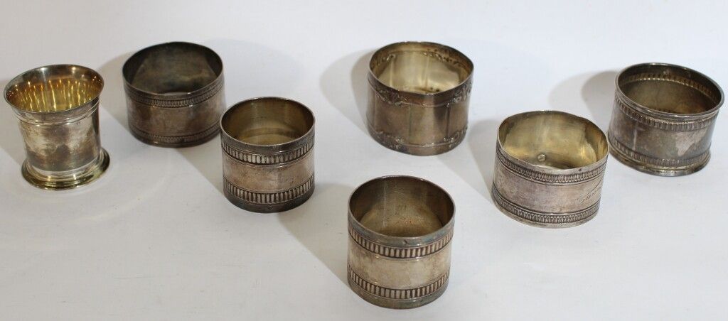 Null Meeting of 6 silver napkin rings and a silver egg cup. Weight. 238g.