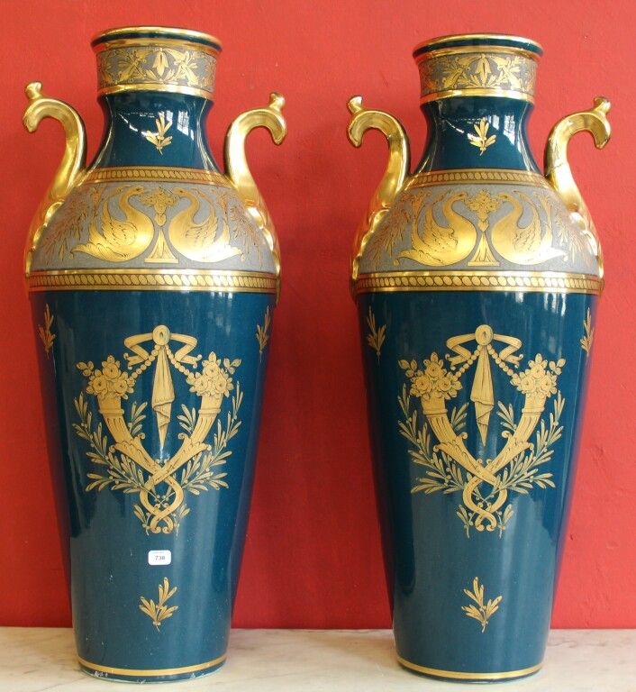 Null 一对镀金的釉面陶瓷花瓶。承担了一个标记。高度：55厘米（其中一个底座下有一个缺口，另一个在手柄和颈部有修复）。