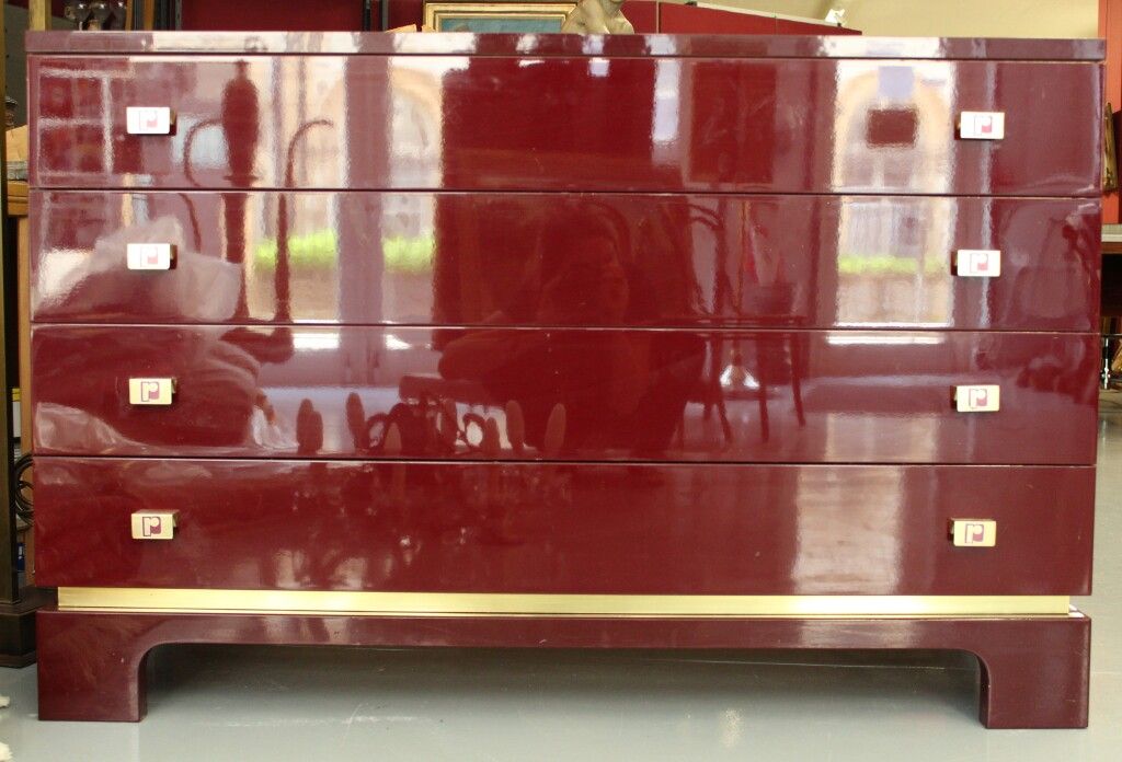 Null PACO RABANNE.酒红色漆面木质抽屉柜，平行四边形柜体置于基座上，前面有四个抽屉，铜质把手上有设计师的签名。 附有酒红色木框的斜面镜子。85 &hellip;