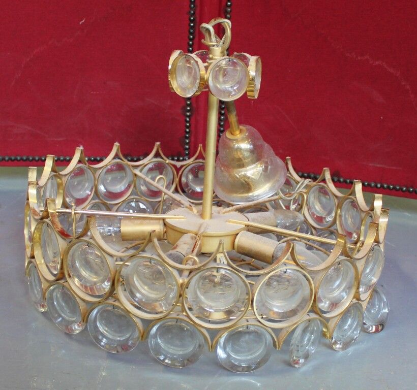 Null Lámpara colgante de latón dorado y cristal blanco. Diámetro : 47 cm.