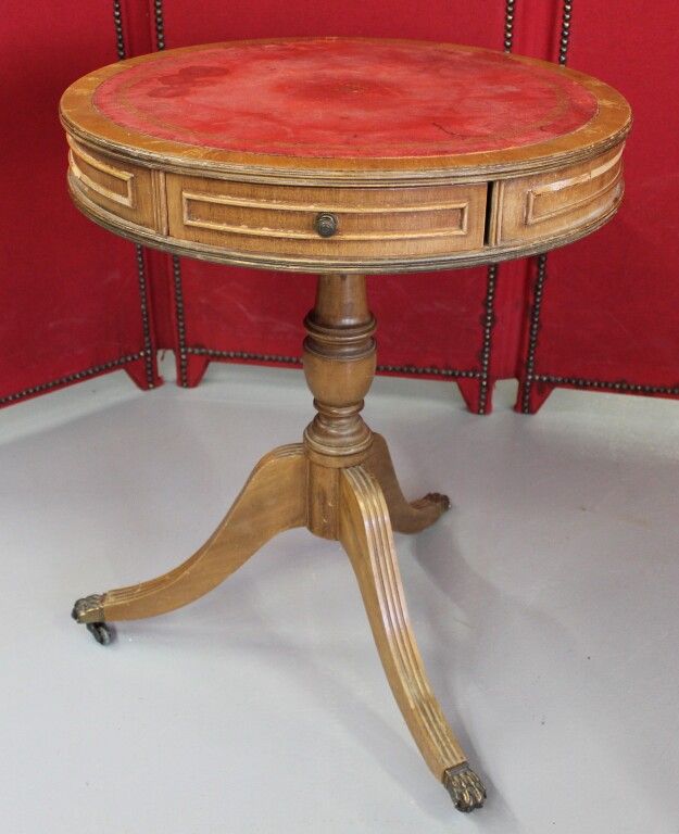 Null English style pedestal table in veneer. Leather top. (Accidents).