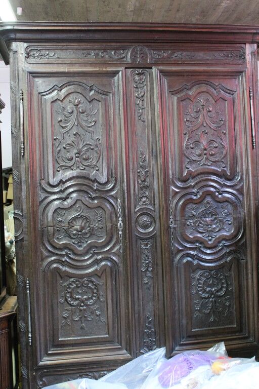 Null 雕刻丰富的橡木柜。18世纪。H. 258厘米。长180厘米。