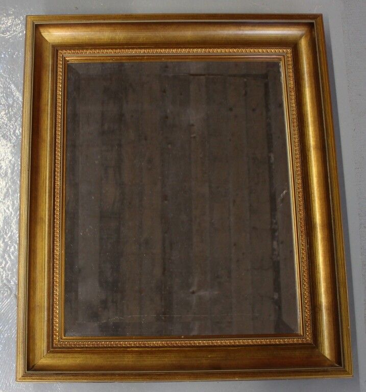 Null Miroir biseauté dans son encadrement. 63 x 53 cm.