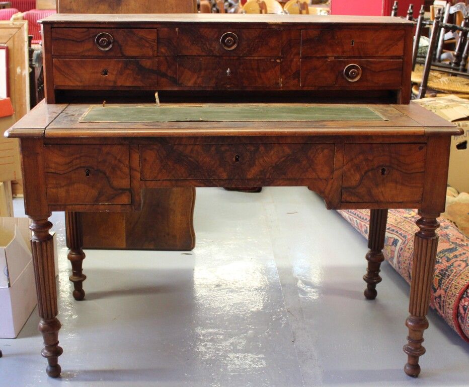 Null 桃花心木和桃花心木饰面的办公桌。19世纪。宽度：105厘米。