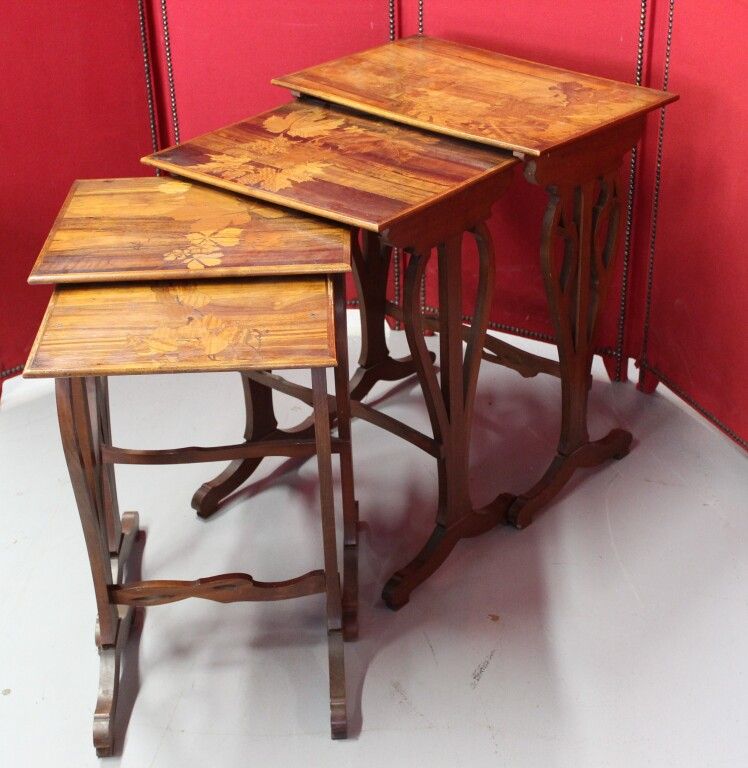 Null Gallé. Série de 4 tables gigognes en bois naturel et bois de placage marque&hellip;