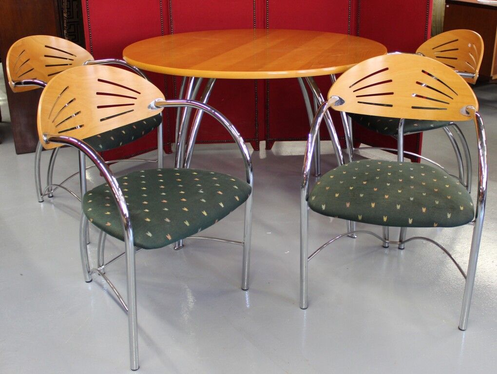 Null 圆桌和4把现代主义椅子，镀铬金属和天然木材。直径：110厘米。