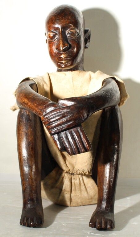 Null Afrikanische Kunst. Sitzende Figur. Holzskulptur in der Runde. Höhe 57 cm.