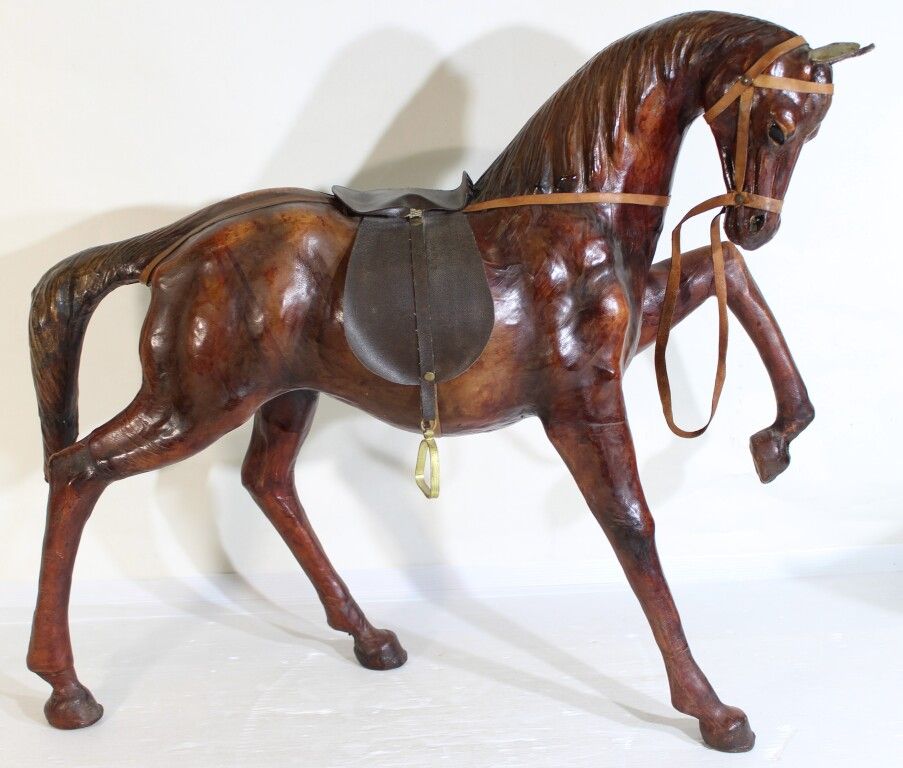 Null Left front horse raised in leather. Height: 64 cm.