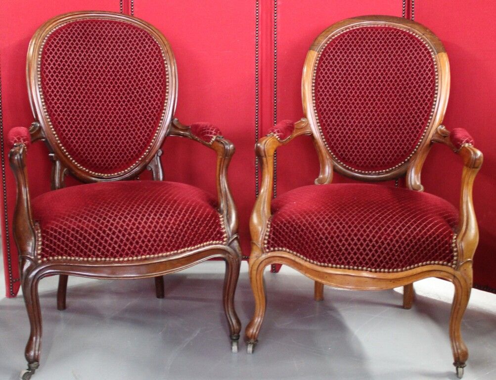 Null 3 armchairs in natural wood. XIXth century. We join a chair and a foot.