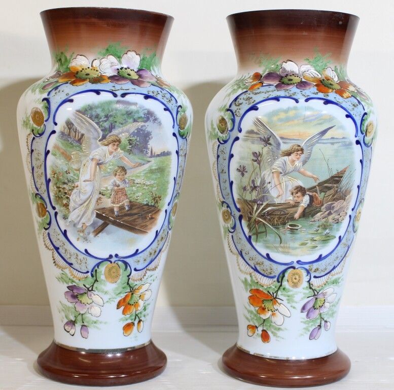 Null Jh. Paar Opalglasvasen mit emailliertem Blumendekor und Figuren in Kartusch&hellip;