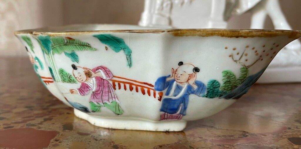 Null China. Cuenco de porcelana esmaltada decorado con niños jugando. Ancho : 22&hellip;