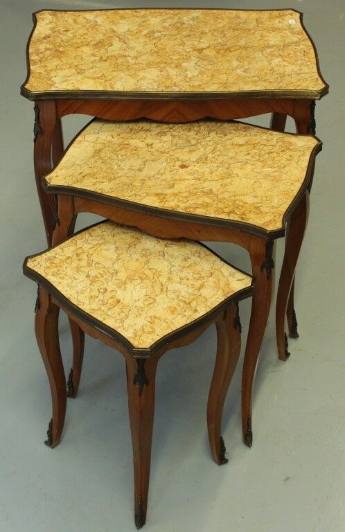 Null 3 tables gigognes en bois de placage. Dessuis marbre.