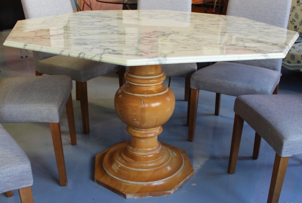 Null Tisch mit sechseckiger Marmorplatte. Gedrechselte Holzbeine. Mit 6 Stühlen.