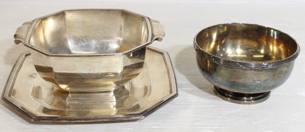 Null Meeting of a vegetable dish and a bowl in Minerva silver. Weight. 930g.