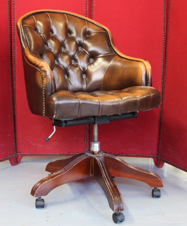 Null 办公扶手椅，采用软垫皮革。五支模制木质底座，带脚轮。