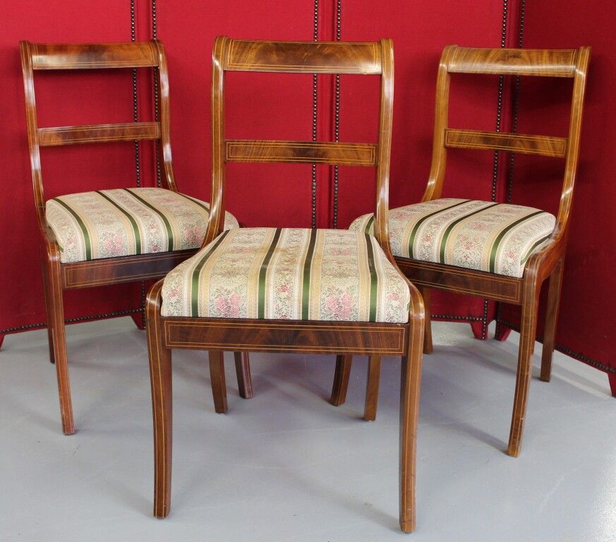 Null 3 Stühle und ein Sessel in Mahagoni und Intarsiennetz.