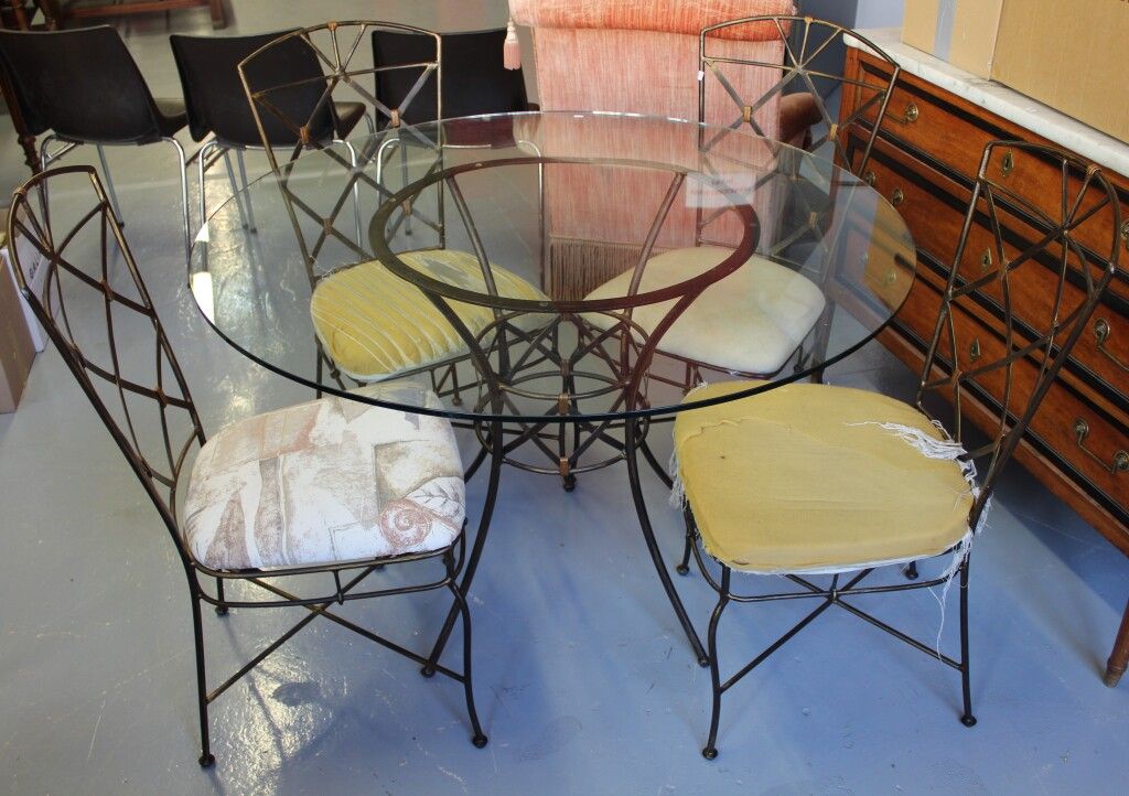 Null Table with wrought iron legs. Glass top. Diam: 110 cm. With 4 chairs.