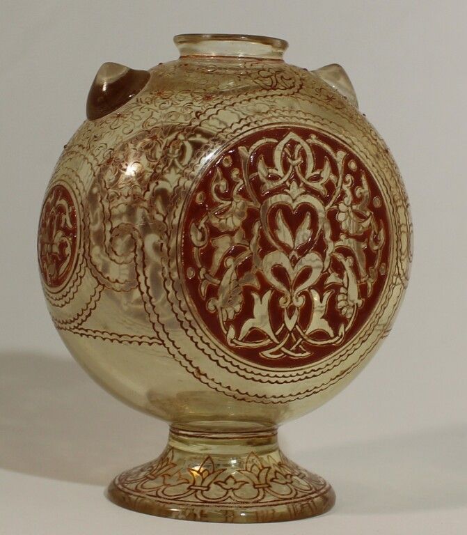 Null 埃米尔-加勒，带有东方主义装饰的花瓶，1880年代

扁平的圆葫芦形状，放在圆形基座上。在圆形开口的两侧有两个半透明的凸圆形浮雕，并有热边。琥珀色的高&hellip;